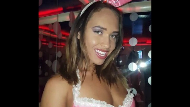 Conejita Puta En Club De Chicas Se Masturba Con Un Caramelo