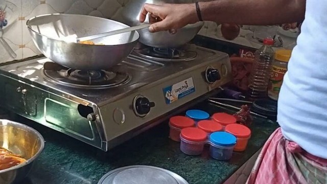 Madam Ne Naukar Se Kitchen Me Choot Chudayi Karayi - FireeCouple