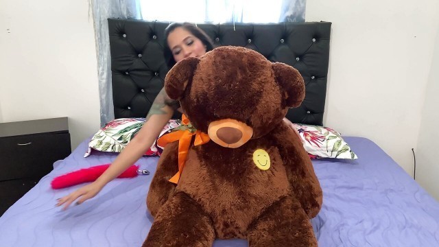 JhoanitaCat playing with her teddy masturbates him and fucks him in the ass
